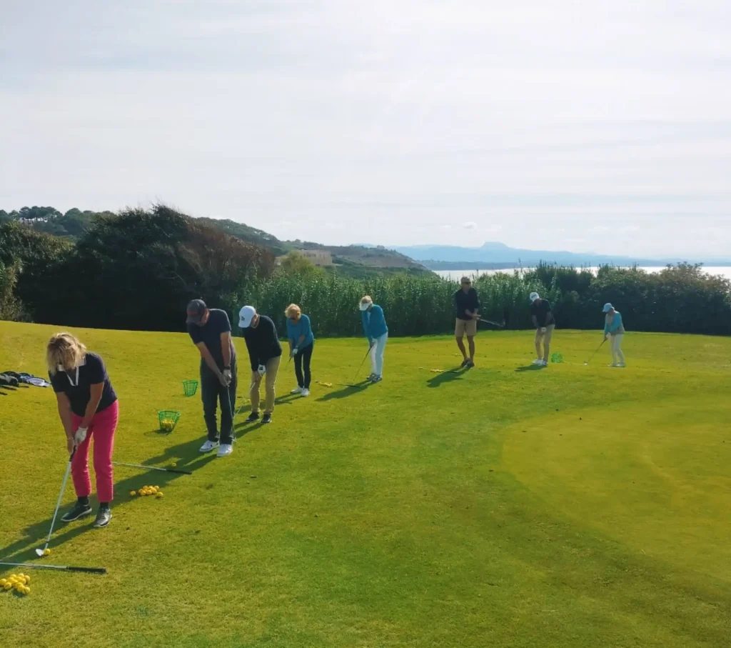 groupe de personnes jouant au golf
